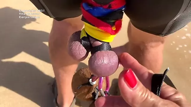 זוג חובבים, חוף עושה לו ביד, צעצוע מין לזוג, צעצועים אקסטרים, שליטה נשית אדונית, שליטה נשית עושה לו ביד