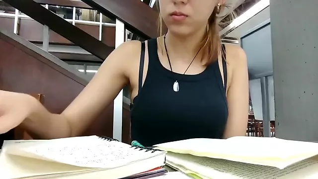 Chica nerd se masturba en clase