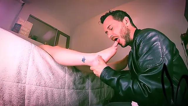 foot worship - daddy jackrabbit massaging her feet with his mouth