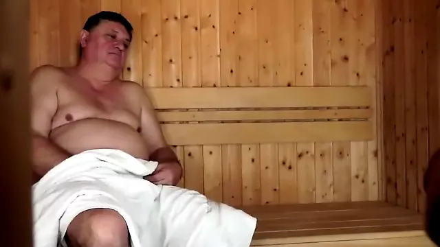 velho fode novinha na sauna