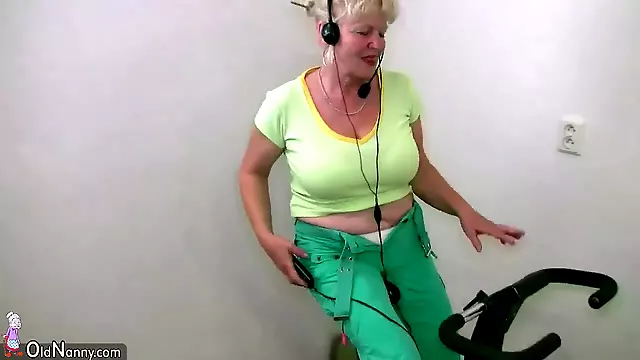 Granny dancing, big tits