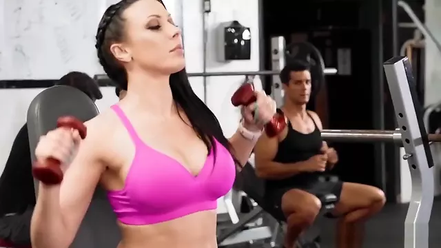 Curvy MILF Rachel Starr gets banged in the gym