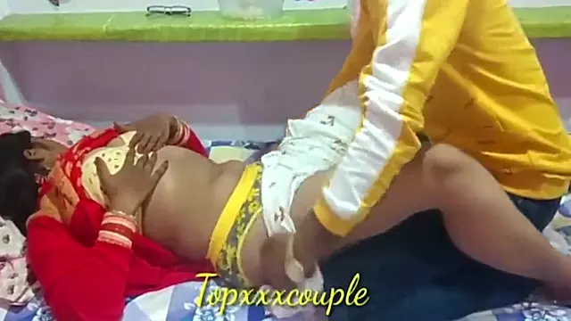 Desi Bhabhi Ko Chhat Pe Pataya Aur Ghar Me Lejakr Choda