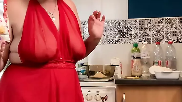 Vends-ta-culotte - Curvy French MILF cooking in sexy lingerie and masturbating with a whisk