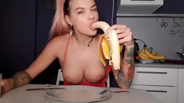 Nicolettxxx dirty sucks banana