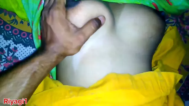 Desi college girl gets a passionate first fuck after outdoor date