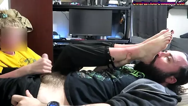 AVN.- Shy Gamer Girl in Doc Martens gives Foot Handjob Cumshot