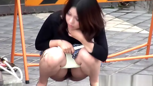 Hot japanese pisser pees outdoors