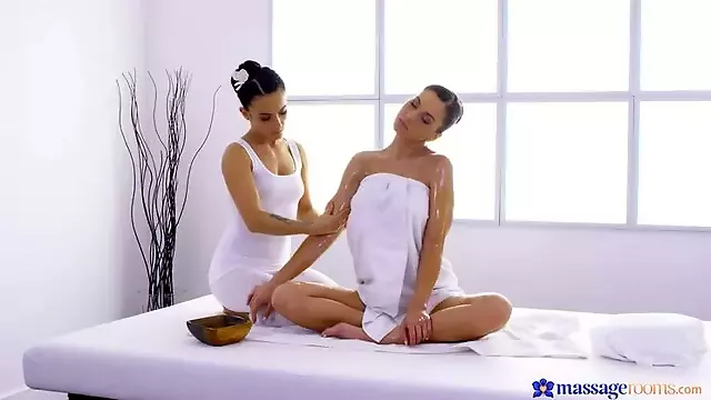 Splendid amp  Sensual Lesbian Oily Massage