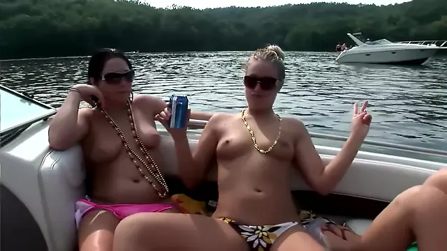Lesbian Di Atas Perahu, Publik Kapal, Lesbian Publik, Lesbi