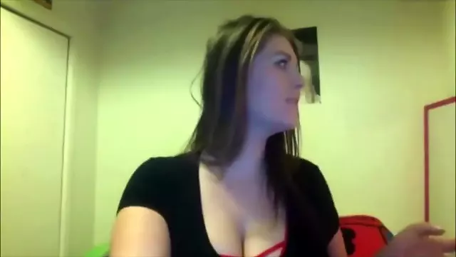 SEXY GIRL QUICKLY SHOWS HER BIG TITS